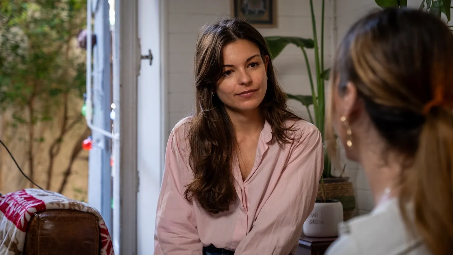 Chiara durante una sessione di coaching, seduta di fronte a una persona